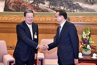 【写真：宗岡団長と李克強総理の握手。中国国際貿易促進委員会提供】
