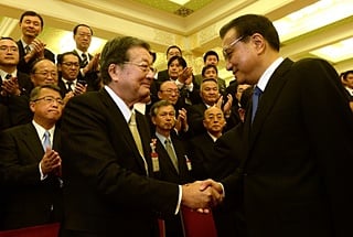 【写真：宗岡団長と李克強総理の握手、プレス代表撮影（共同通信社提供）】