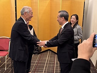任鴻斌会長と握手する進藤会長
