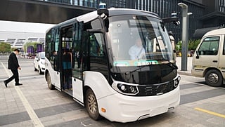 市内の一部で公道実験が行われている自動運転バス